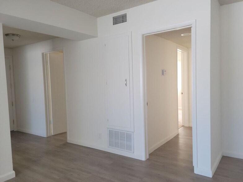 Building Photo - 623 S Grevillea Ave