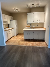 Building Photo - 300 14th Ave S