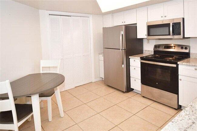 Building Photo - 690 Island Way