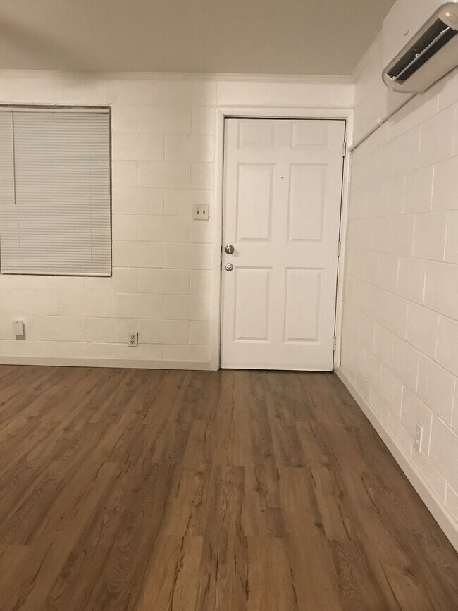 Building Photo - 219 S 7th St