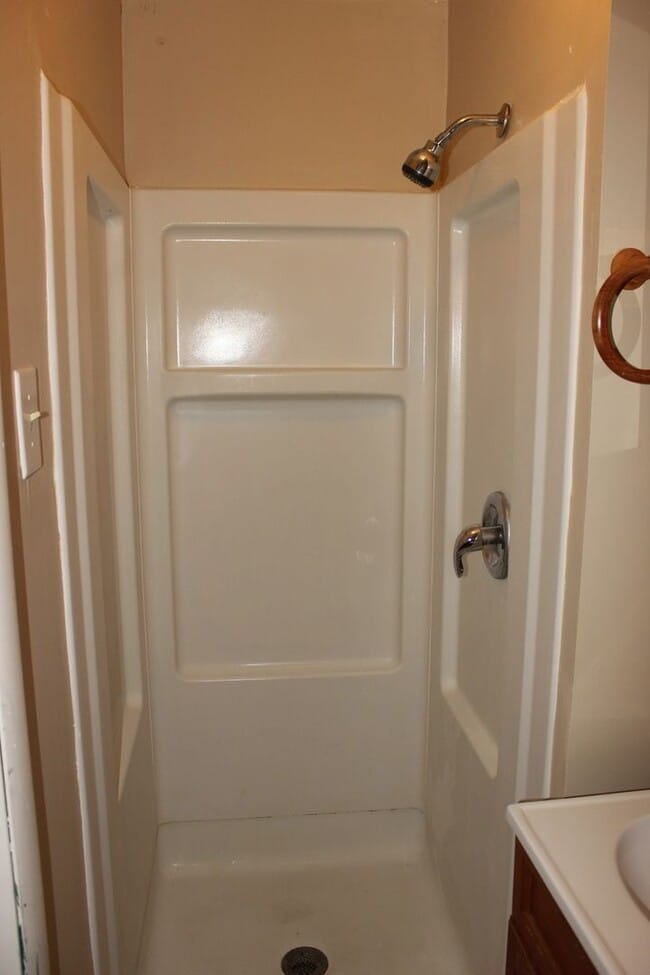 Building Photo - PRELEASING for AUGUST! Close to Campus: Fenced Yard, Garage, and In-Unit Washer and Dryer