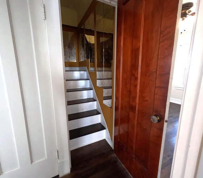 Building Photo - Beautiful Home Lowell Ave.