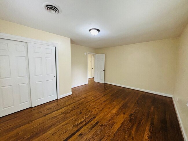 Building Photo - 613 Dehart St