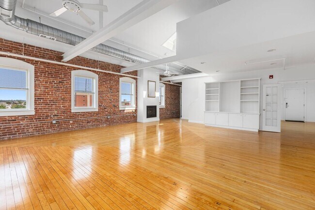 Building Photo - 755 Westminster St