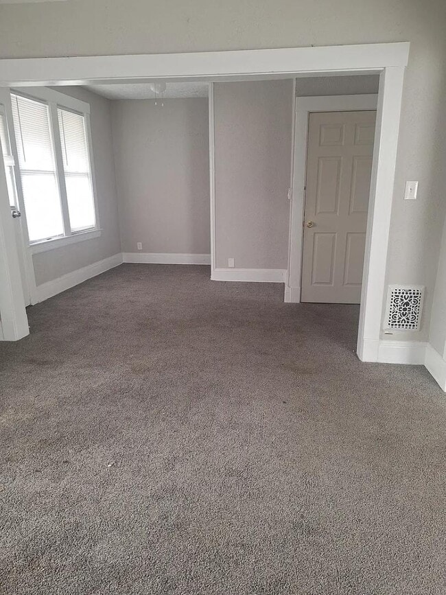 Building Photo - 3255 E 130th St