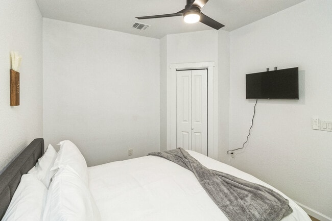 Building Photo - 2306 E Houston St