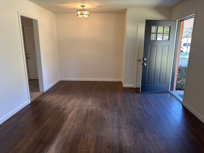 Building Photo - 3 Bedroom Home with Large Backyard near An...