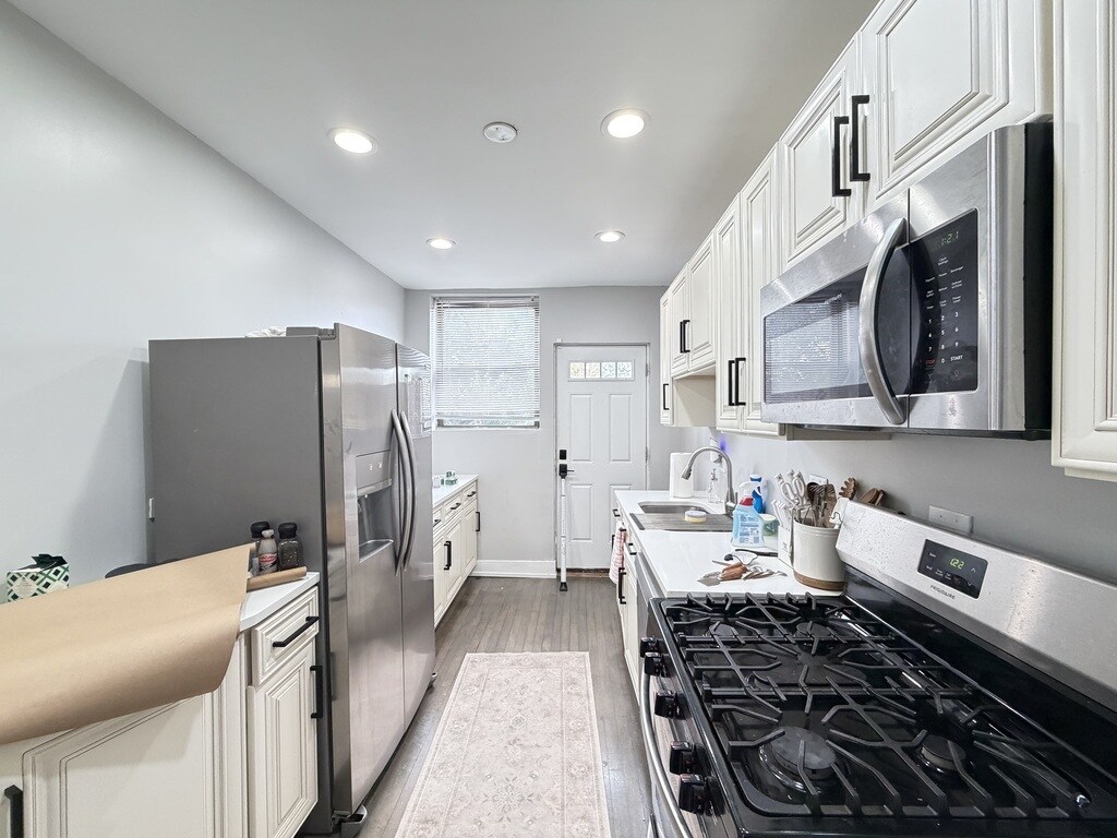 Building Photo - 3245 N Damen Ave