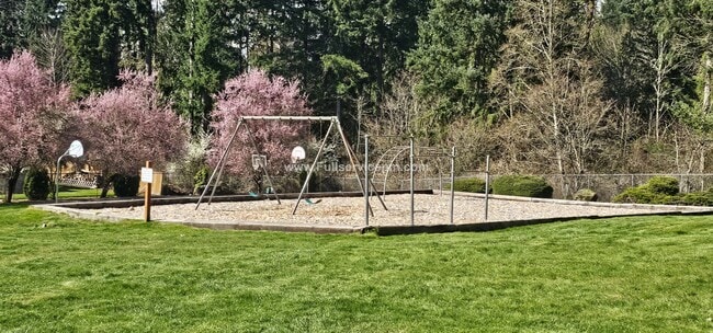 Building Photo - Beautiful duplex apt. on Quiet culdesac