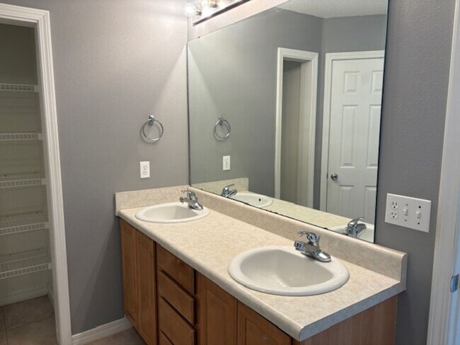 Building Photo - 1833 Sundown Dr