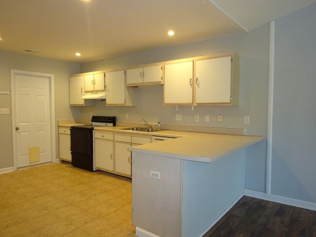 Building Photo - A cutie pie of a home!