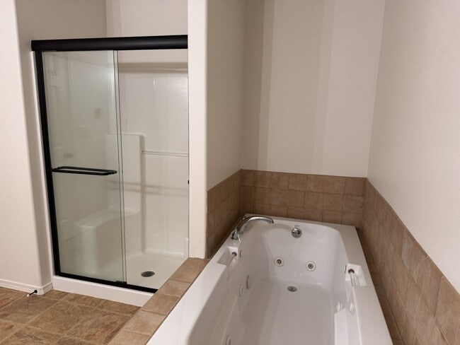 Building Photo - Spacious town home in small community.  Spacious and bright!  Available now!