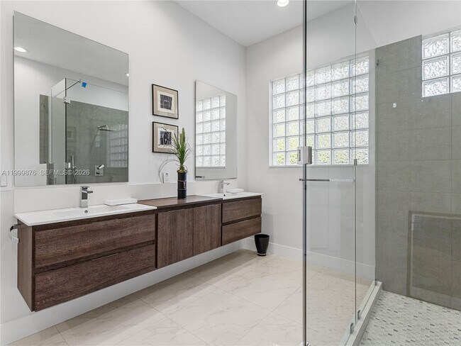 Building Photo - 11339 NW 71st St