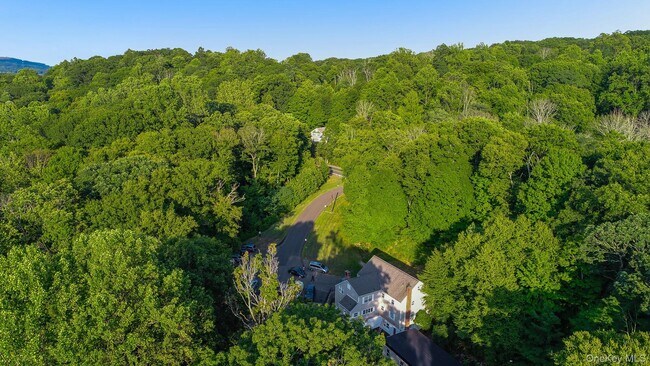 Building Photo - 996 Haverstraw Rd