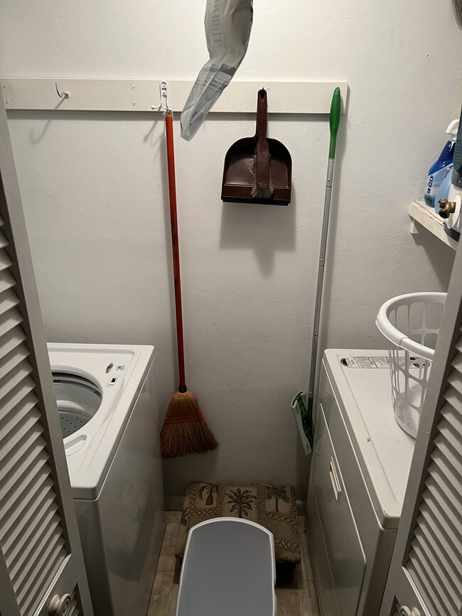 Laundry room - 3575 Bennington Dr