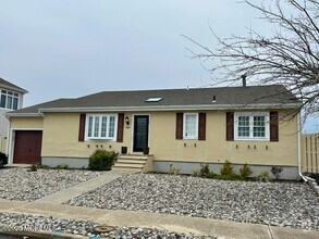 Building Photo - 318 Aldo Dr