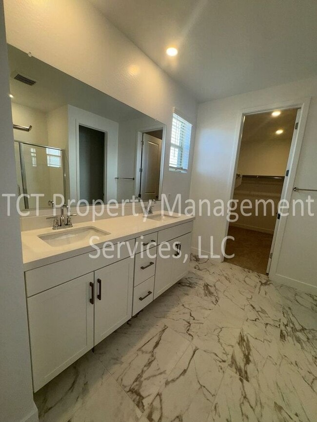 Building Photo - Beautiful New Build in North Creek Community