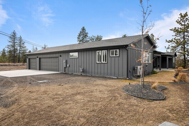 Building Photo - BEAUTIFUL Spacious Modern Grandview Single Level Home!