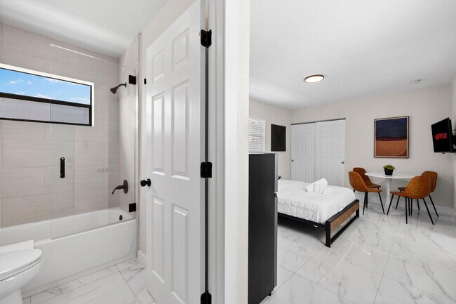 Building Photo - 710 SW 70th Ave