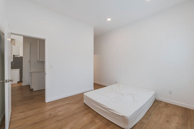 Building Photo - Warm & Inviting Hawthorne Home!