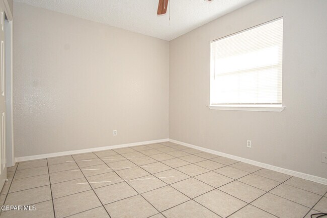 Building Photo - 216 S Schutz Dr