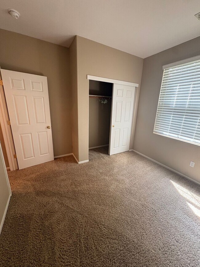 Building Photo - Vibrant 3 bed/2 bath home in West Sac