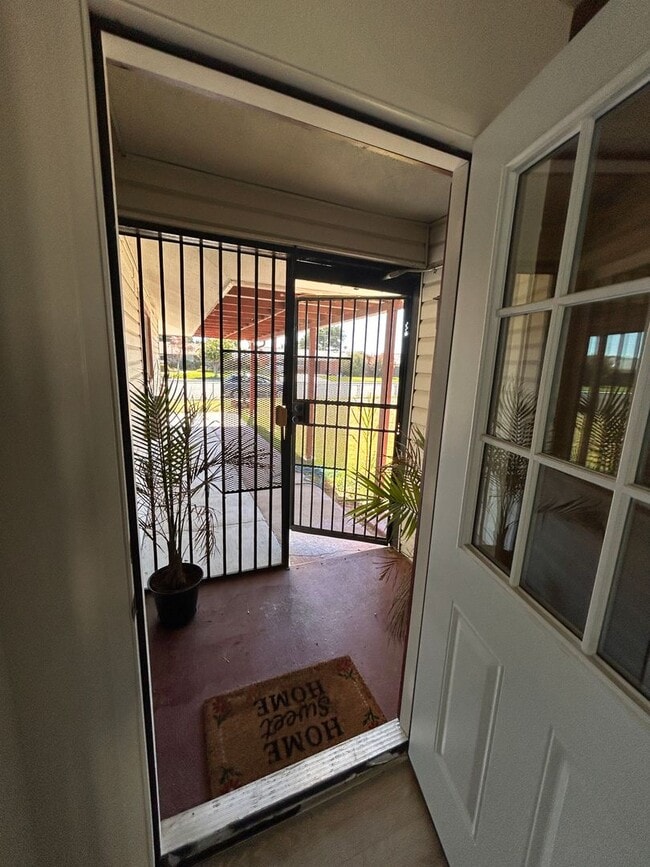 Building Photo - Space and updated in Lemoore