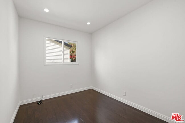 Building Photo - 841 Oxford Ave