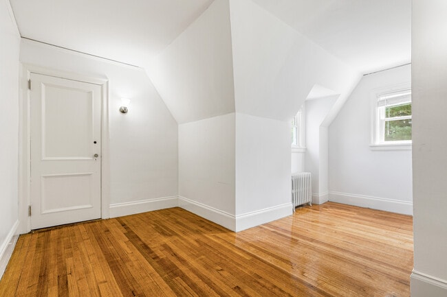 Building Photo - 30 Park Dr N