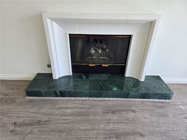 Building Photo - Great 2 Bedroom, 2.5 Bath in Los Angeles