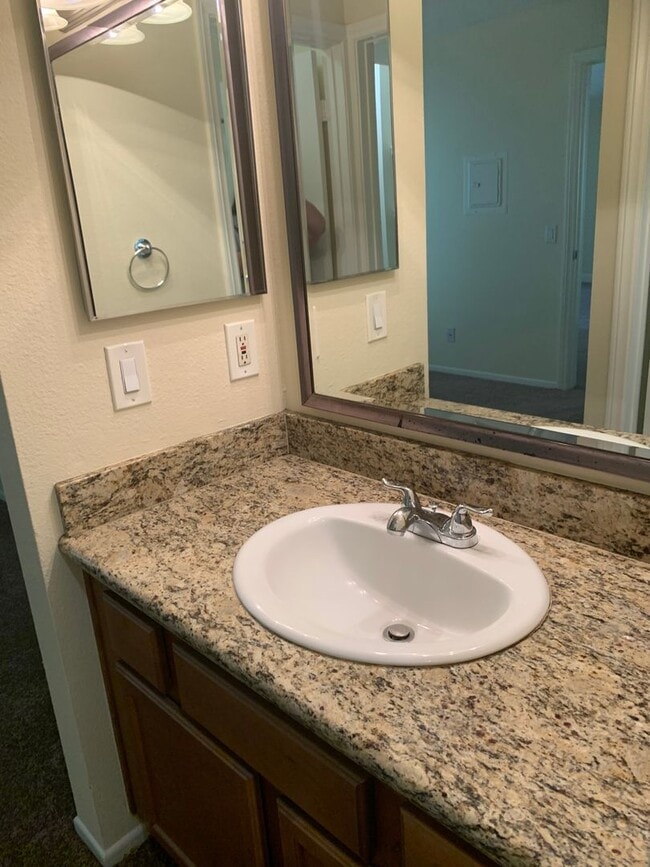 Building Photo - 1 Bedroom 1Bathroom Burbank Condo! Ready for Move-In!