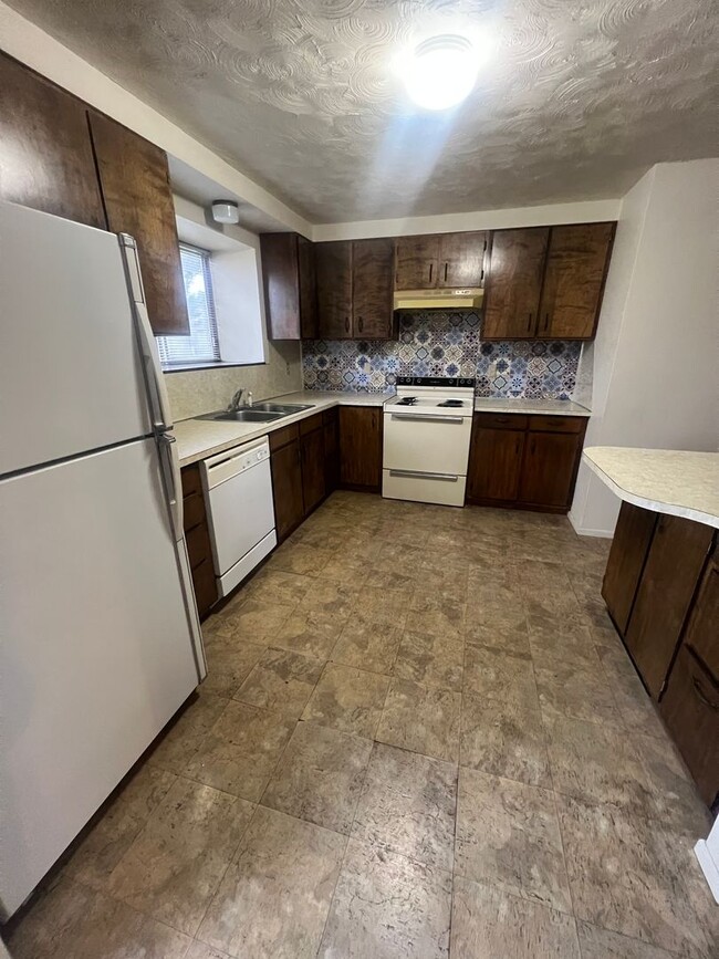 Building Photo - 1426-1426 E Poplar St