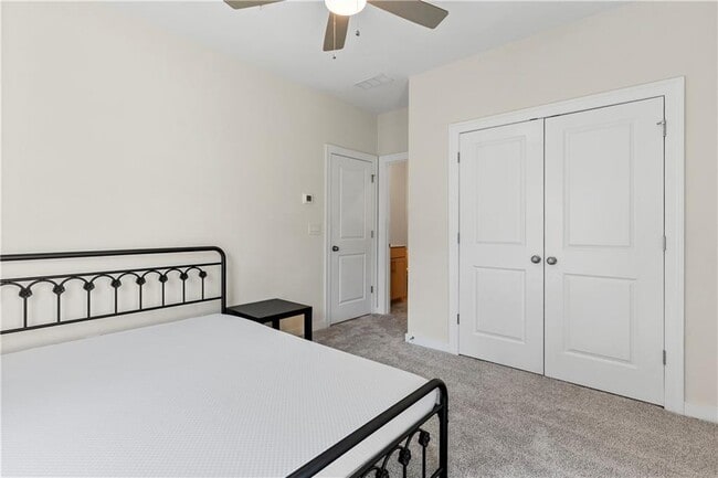 Building Photo - 2076 Holtz Ln