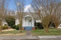 Building Photo - Charming Bungalow!
