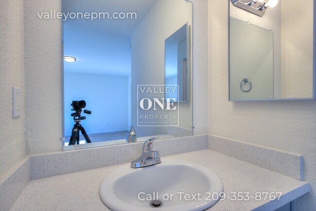 Building Photo - 1634 Arlington Ct