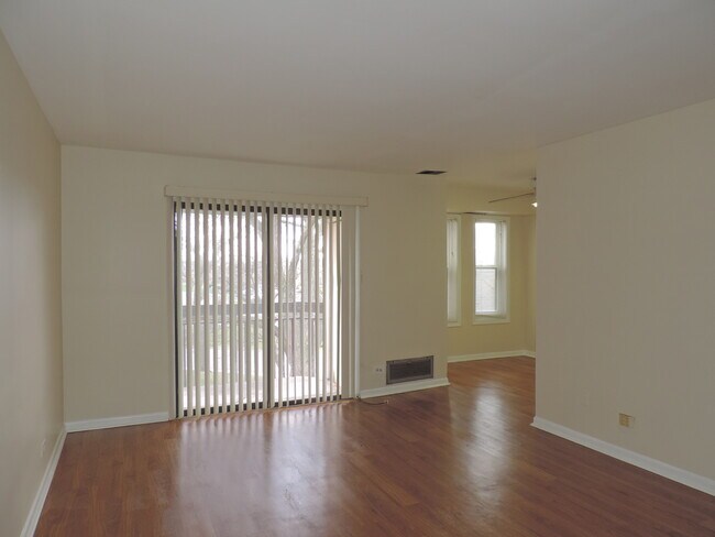Building Photo - 2275 Country Club Dr