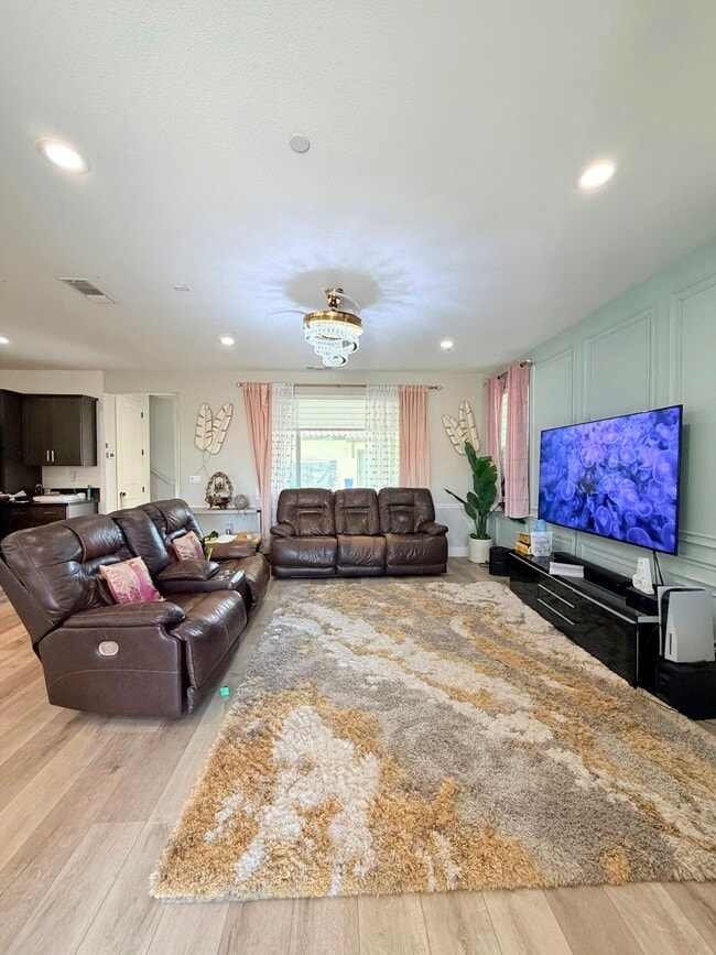 Building Photo - 1676 S Central Pkwy