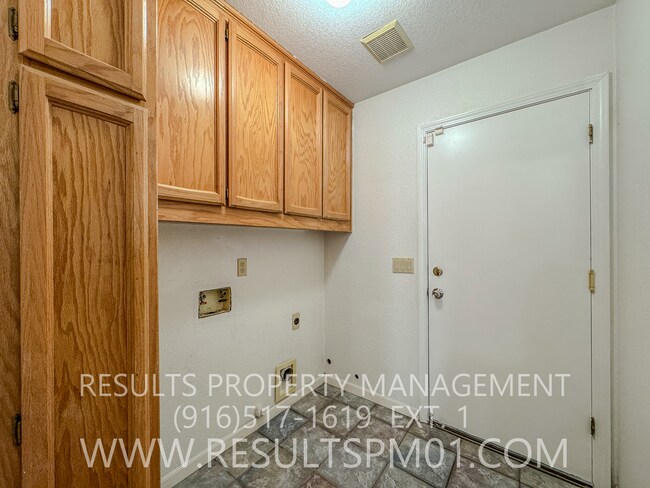 Building Photo - Spacious 4 Bedroom on corner lot