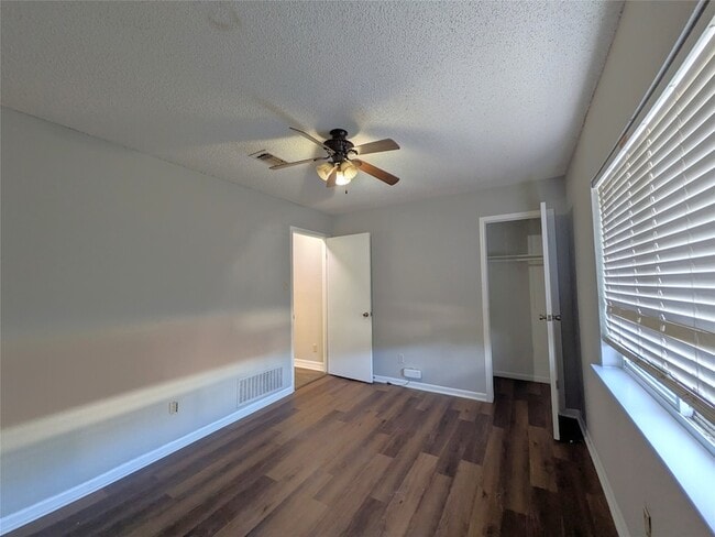 Building Photo - 323 Teakwood Ln