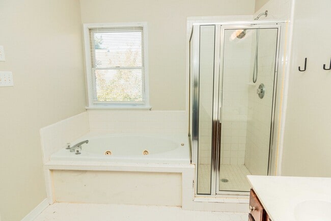 Building Photo - Lovely 3 bedroom, 2.5 Bathroom townhouse s...