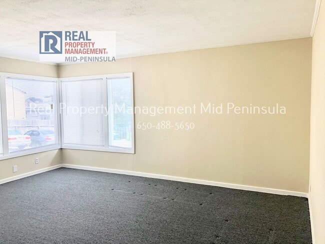 Building Photo - 2 Bedroom Apartment with covered car garage