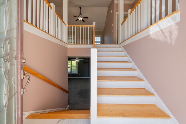 Building Photo - 1701 Stratford View Dr