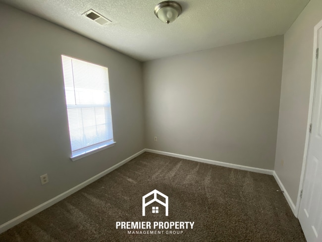 Building Photo - Charming 3BR/2BA Memphis Home with Vaulted Ceilings & Hardwood Floors!