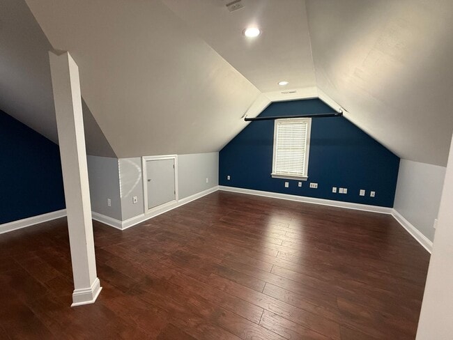 Building Photo - 3704 Warwick Pl