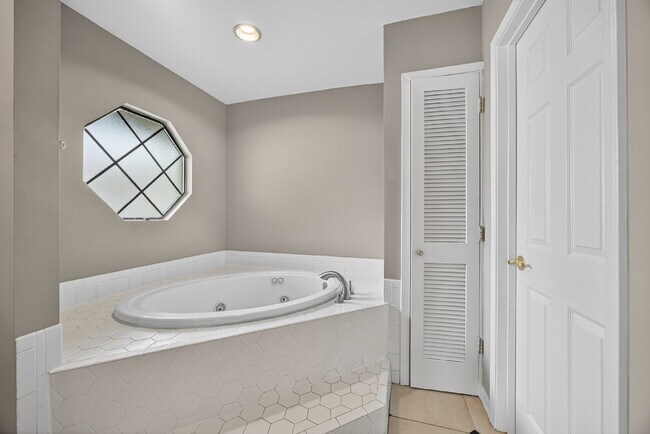 Building Photo - Spacious 3BR Home with Fireplace, Garage & Private Yard