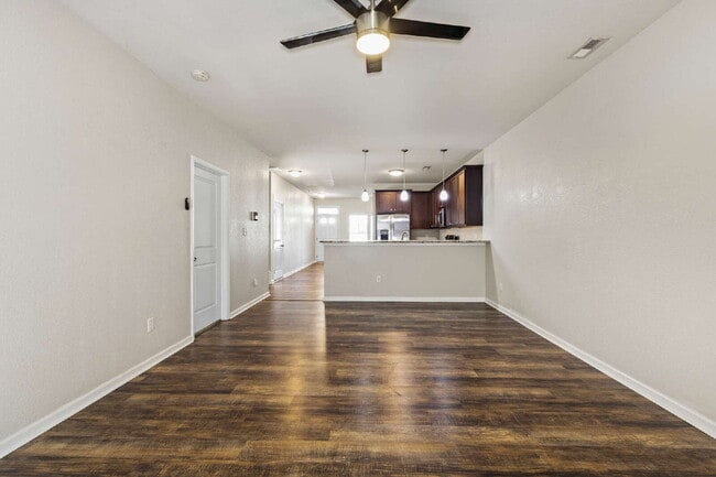 Building Photo - Fantastic like new townhouse in Suffolk