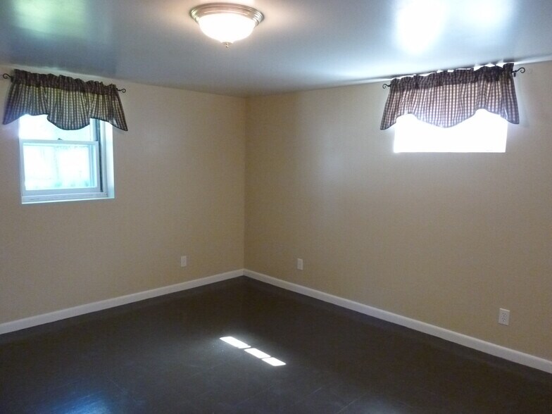 Building Photo - 825 E 35th Ave