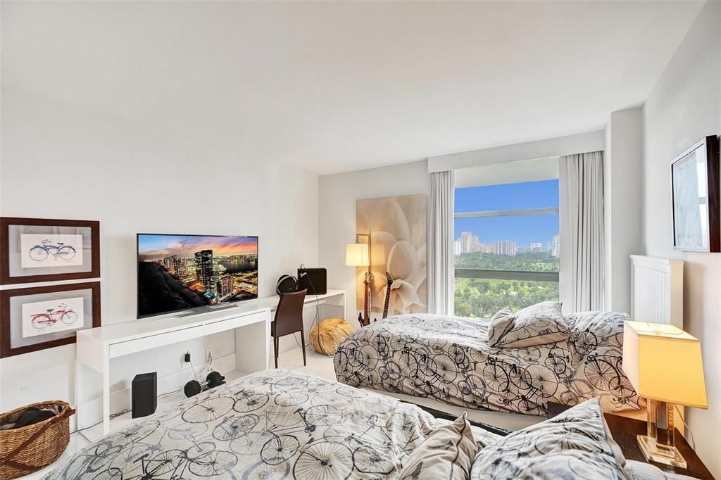 Building Photo - 20355 NE 34th Ct