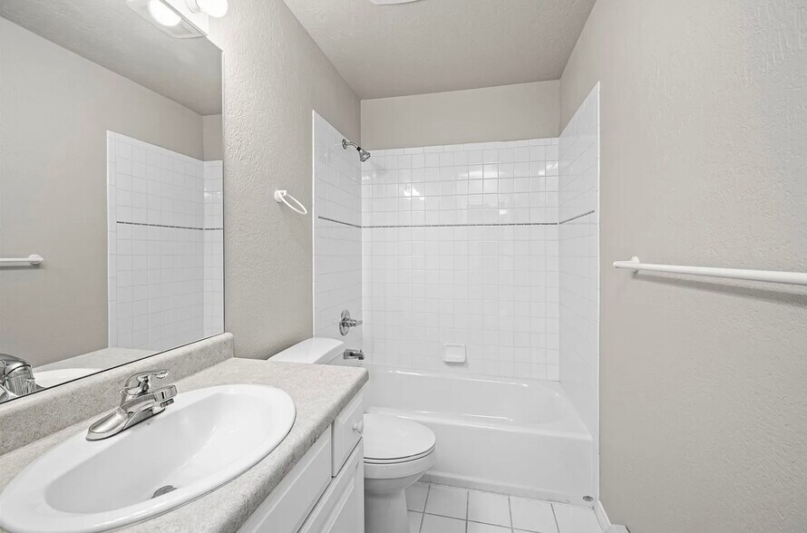 Building Photo - 712 Glen Ct