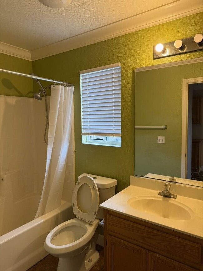 Building Photo - Wonderful Home 3bed/3bath in desirable gated community of Lakeside, Elk Grove